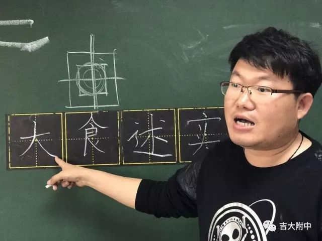 开云官网首页-惊掠风云！球场上一幕接一幕，引人入胜的简单介绍